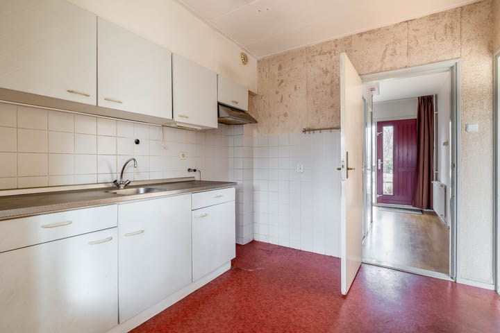 Starter home with four bedrooms and south-facing garden in Drachten — 32
