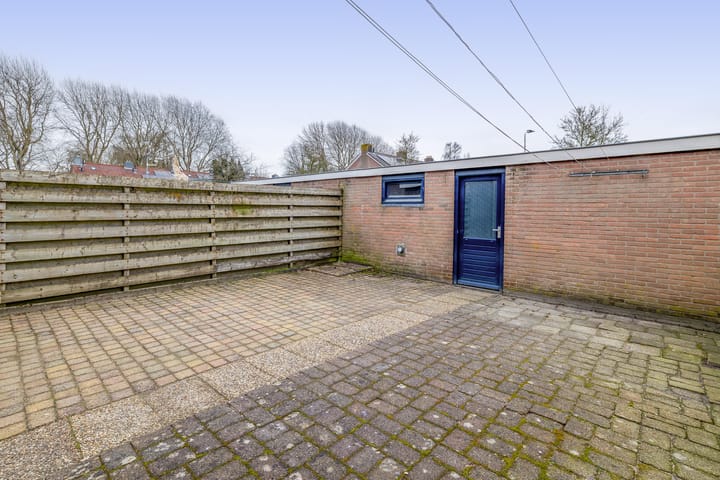 Starter home with four bedrooms and south-facing garden in Drachten — 40
