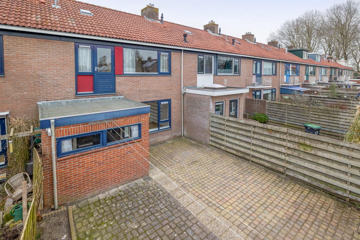 Starter home with four bedrooms and south-facing garden in Drachten — 42