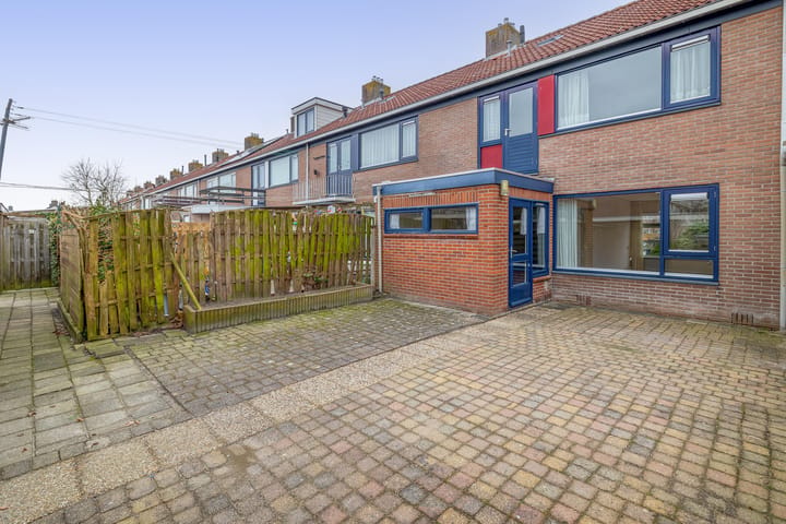 Starter home with four bedrooms and south-facing garden in Drachten — 44