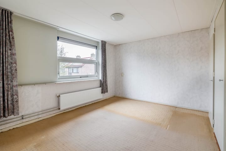 Starter home with four bedrooms and south-facing garden in Drachten — 50