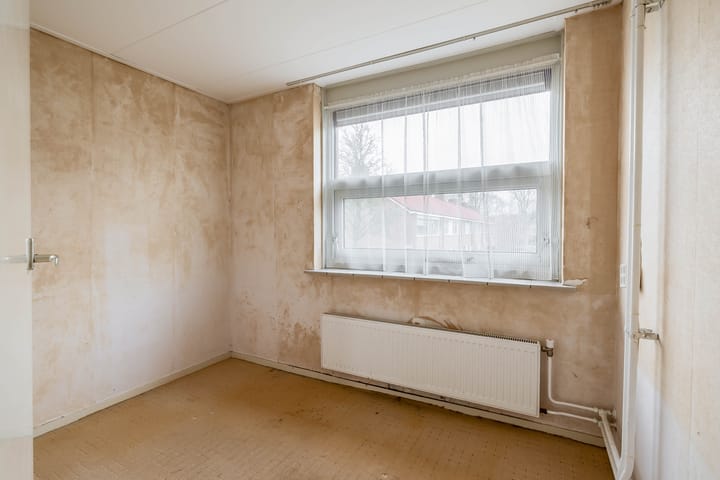 Starter home with four bedrooms and south-facing garden in Drachten — 58