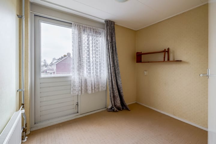 Starter home with four bedrooms and south-facing garden in Drachten — 60
