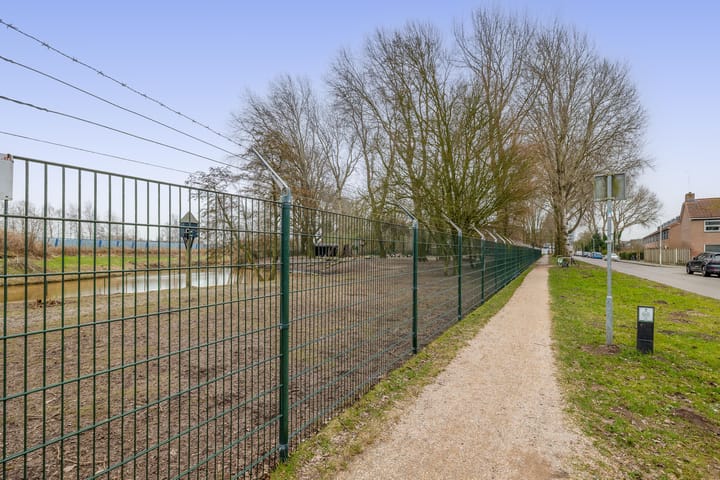 Starter home with four bedrooms and south-facing garden in Drachten — 74