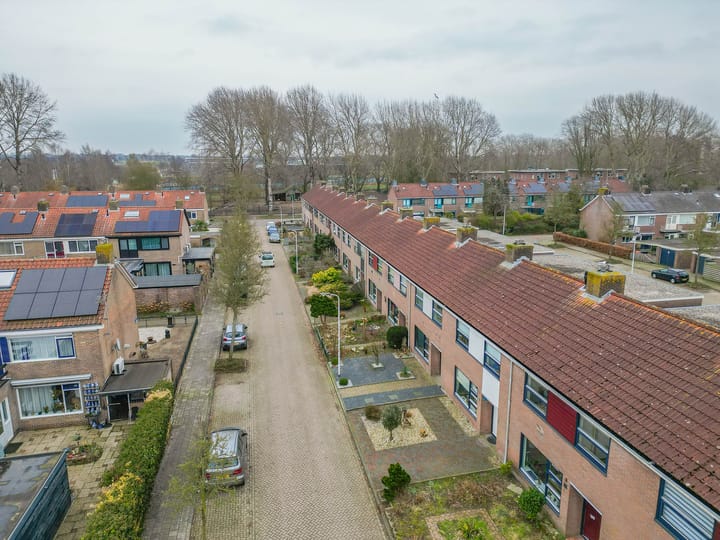 Starter home with four bedrooms and south-facing garden in Drachten — 76