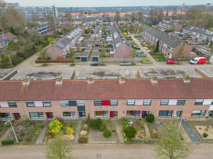 Starter home with four bedrooms and south-facing garden in Drachten — 78