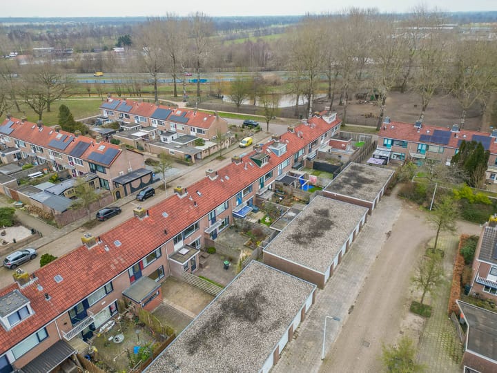 Starter home with four bedrooms and south-facing garden in Drachten — 82