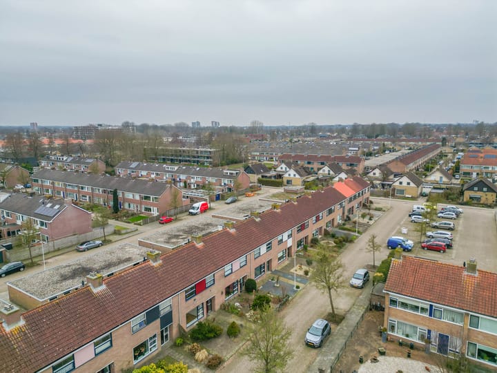 Starter home with four bedrooms and south-facing garden in Drachten — 84