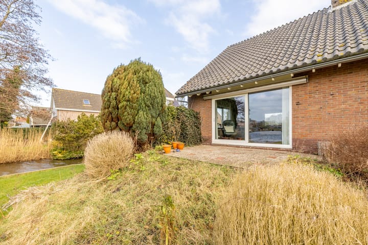 Spacious Detached Home with Stunning Water Views in Oosthuizen — 95