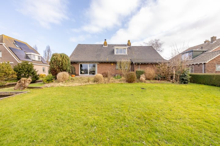 Spacious Detached Home with Stunning Water Views in Oosthuizen — 100