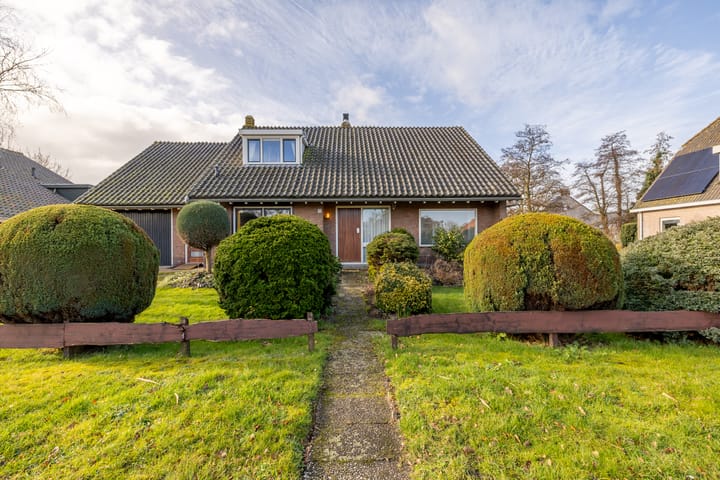 Spacious Detached Home with Stunning Water Views in Oosthuizen — 105