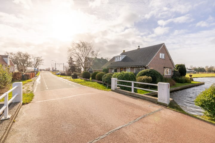 Spacious Detached Home with Stunning Water Views in Oosthuizen — 107