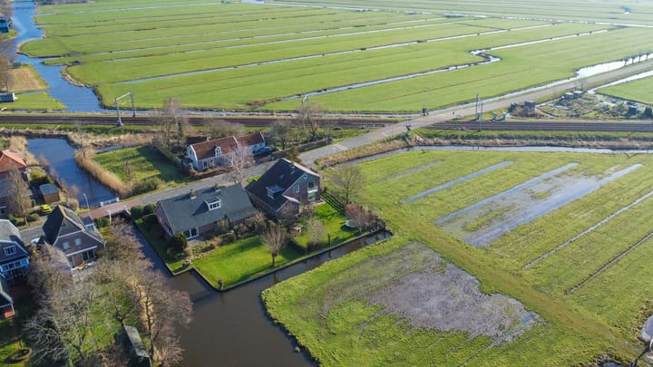 Spacious Detached Home with Stunning Water Views in Oosthuizen — 116