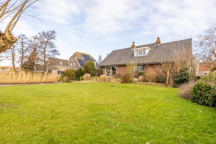 Spacious Detached Home with Stunning Water Views in Oosthuizen — 97