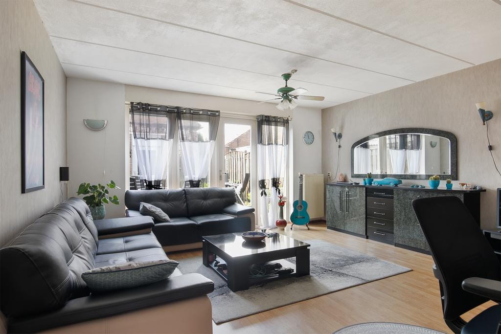 Well-maintained end terrace home with southwest-facing garden — 16