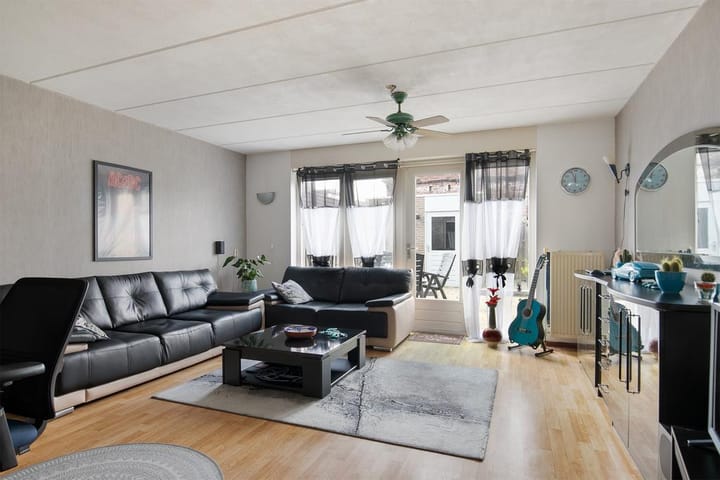 Well-maintained end terrace home with southwest-facing garden — 17