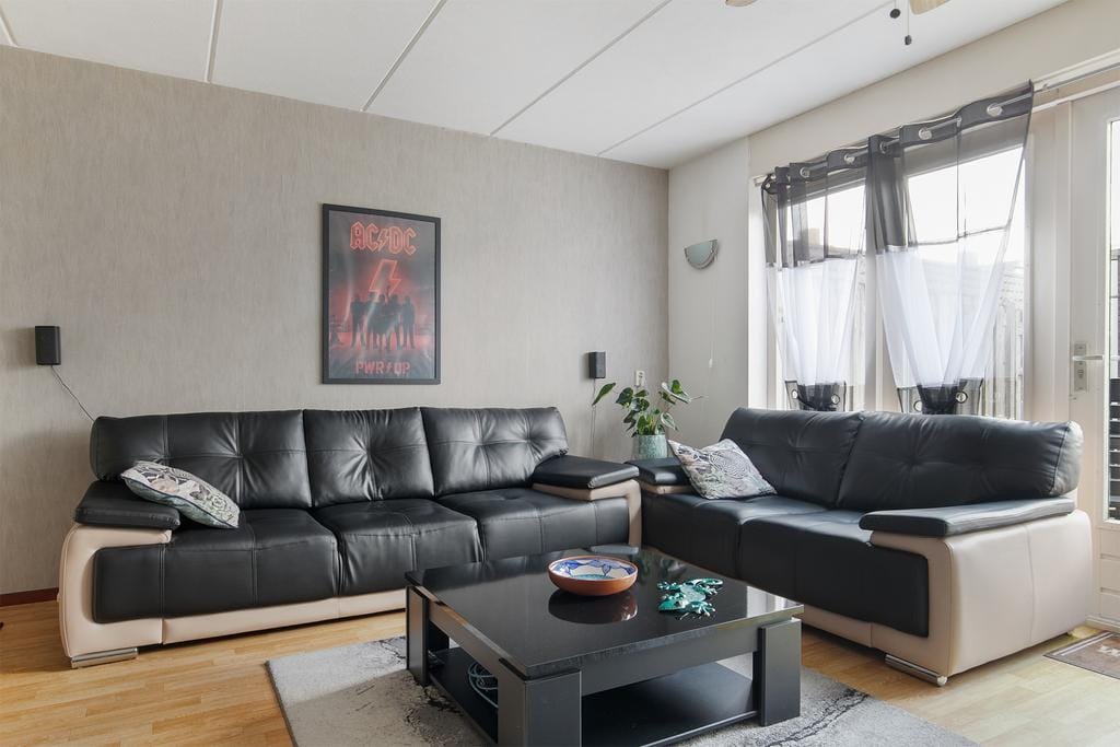 Well-maintained end terrace home with southwest-facing garden — 20