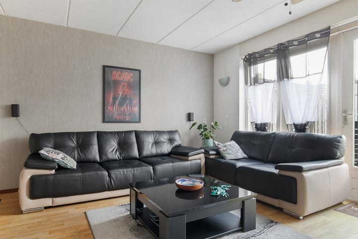 Well-maintained end terrace home with southwest-facing garden — 19