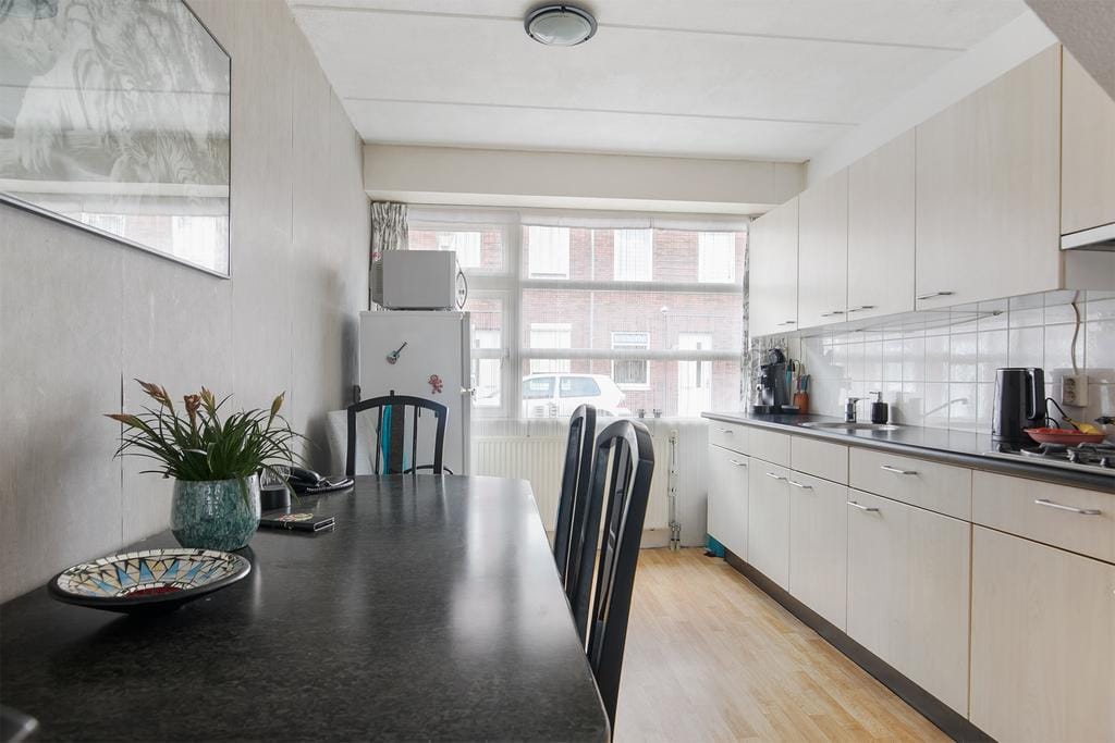 Well-maintained end terrace home with southwest-facing garden — 24