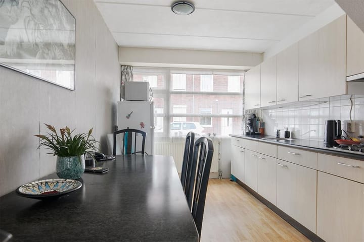 Well-maintained end terrace home with southwest-facing garden — 23