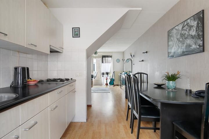 Well-maintained end terrace home with southwest-facing garden — 27