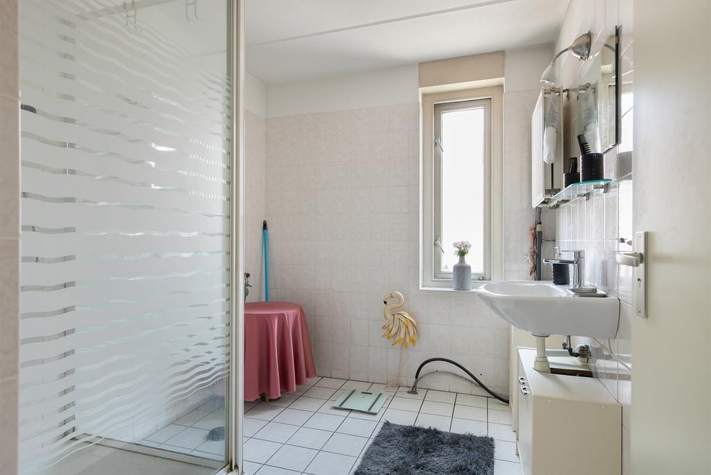 Well-maintained end terrace home with southwest-facing garden — 32