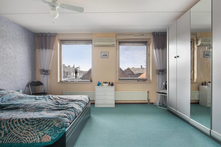 Well-maintained end terrace home with southwest-facing garden — 35