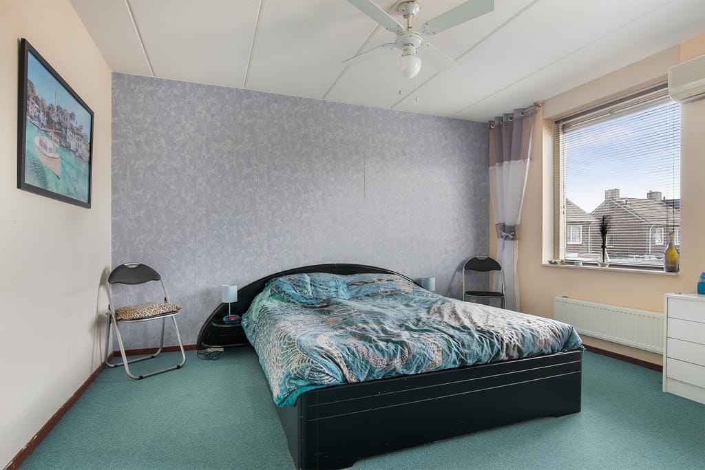 Well-maintained end terrace home with southwest-facing garden — 38