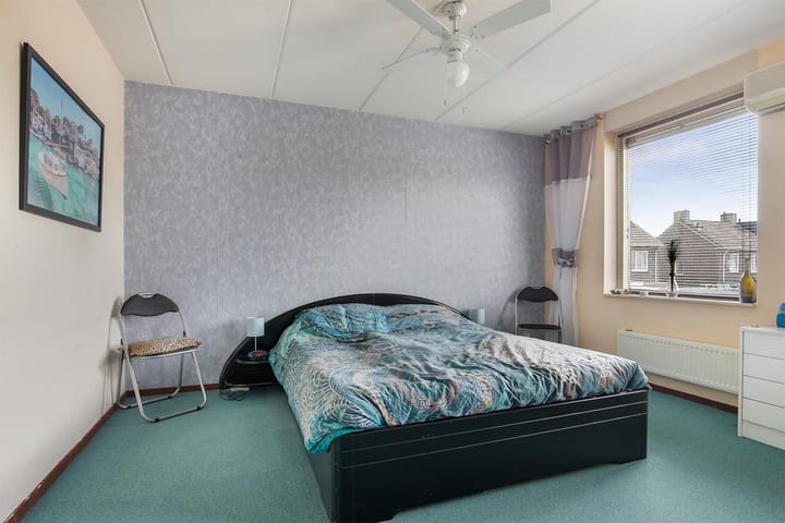 Well-maintained end terrace home with southwest-facing garden — 37