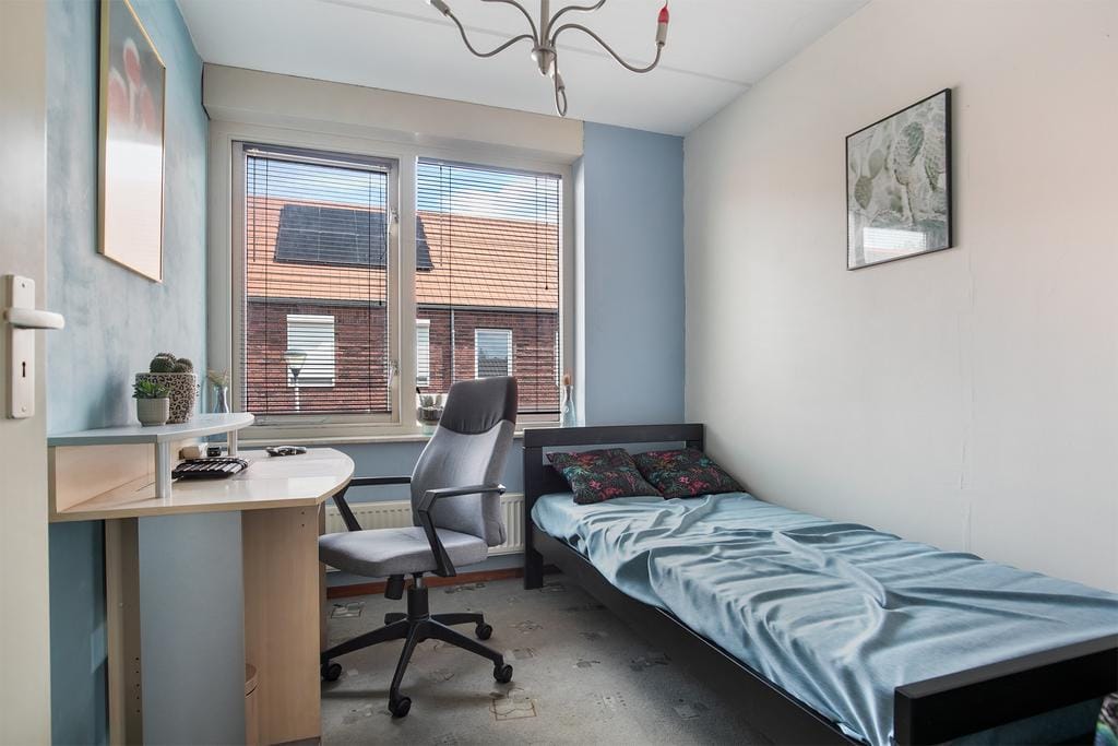 Well-maintained end terrace home with southwest-facing garden — 42