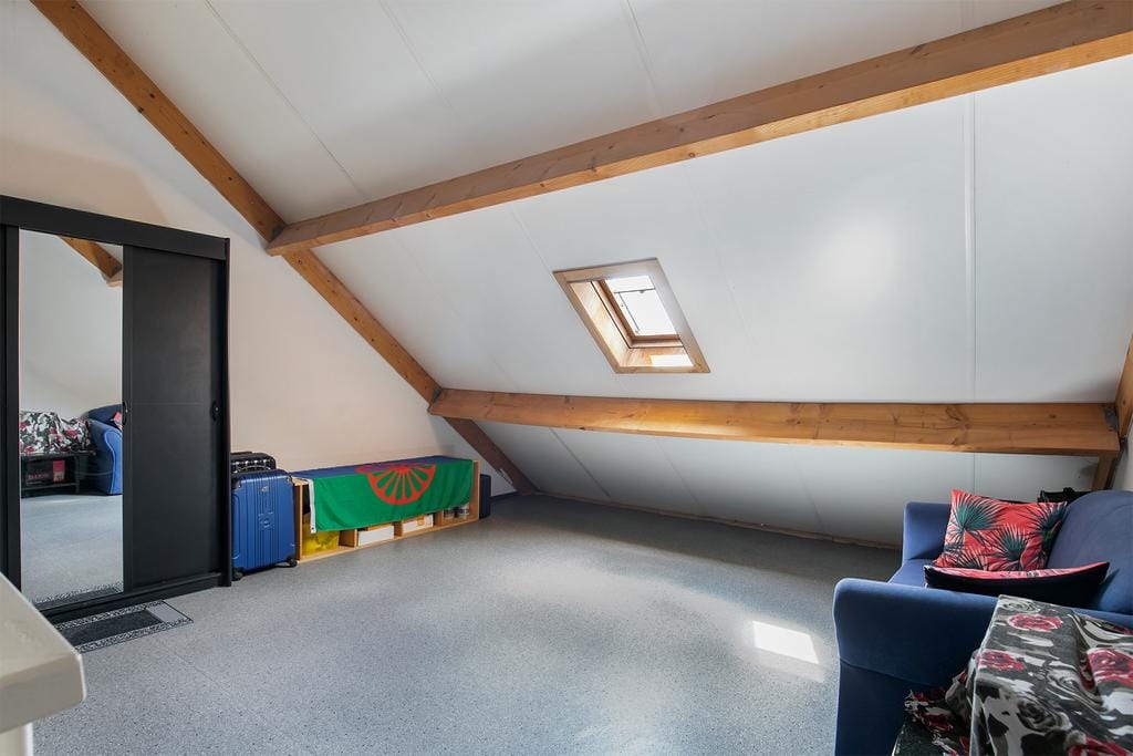 Well-maintained end terrace home with southwest-facing garden — 44
