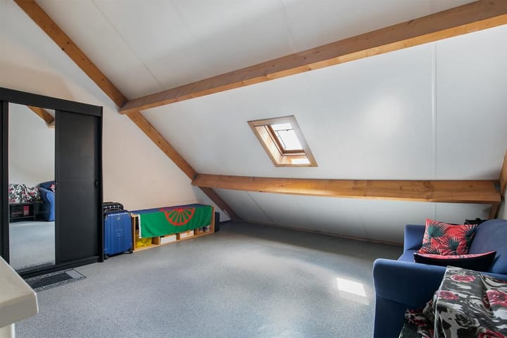 Well-maintained end terrace home with southwest-facing garden — 43