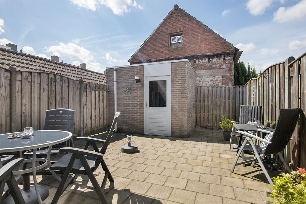 Well-maintained end terrace home with southwest-facing garden — 48