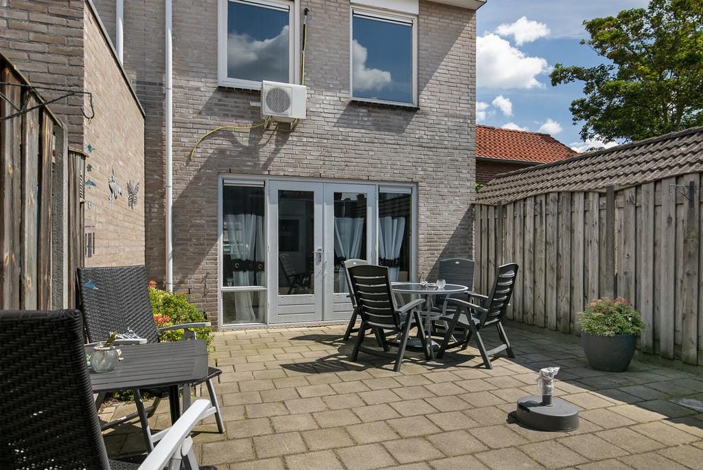 Well-maintained end terrace home with southwest-facing garden — 50