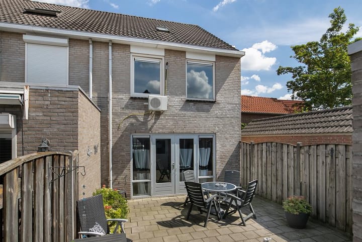 Well-maintained end terrace home with southwest-facing garden — 51
