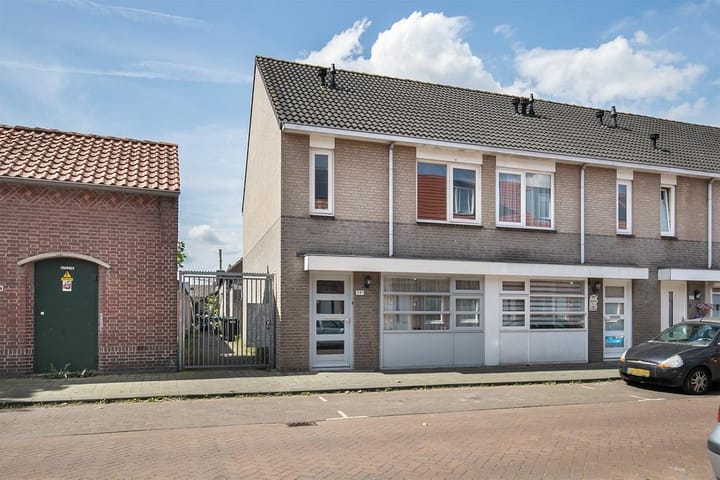 Well-maintained end terrace home with southwest-facing garden — 53