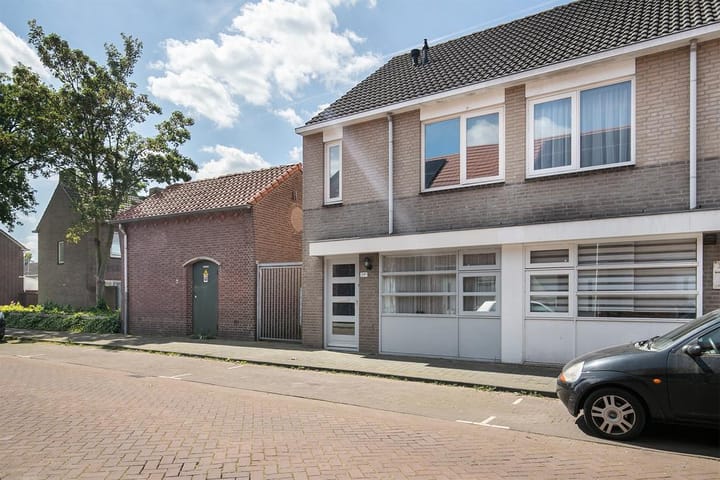 Well-maintained end terrace home with southwest-facing garden — 55