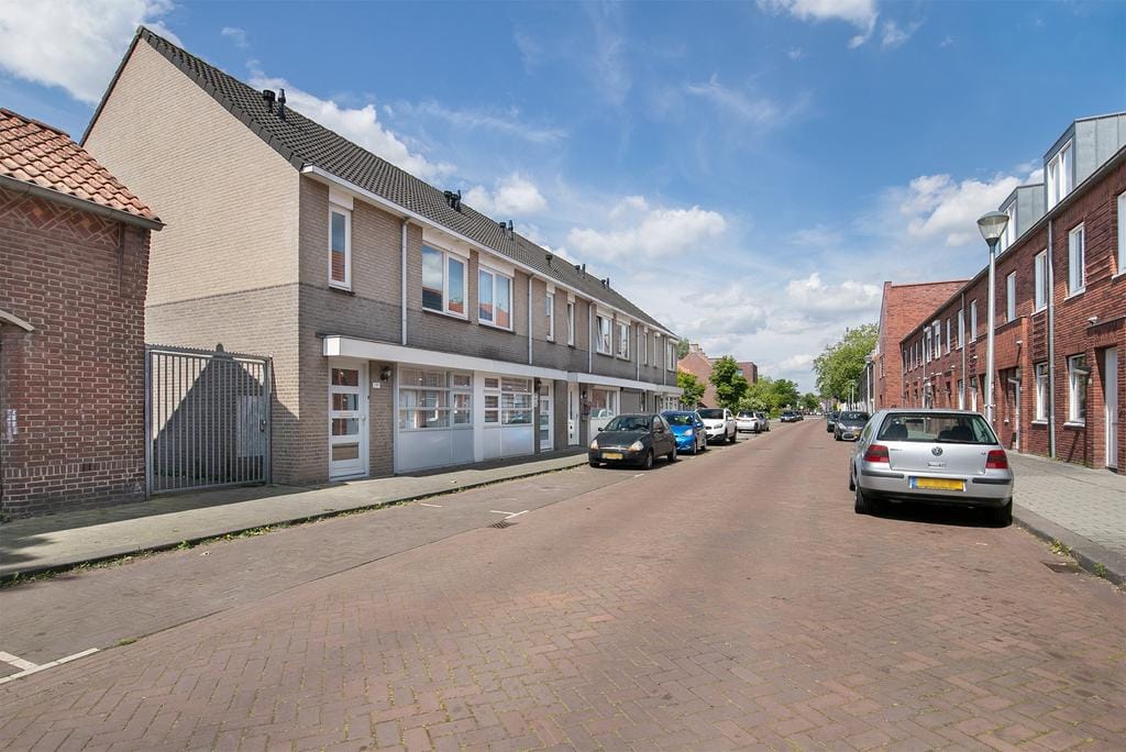 Well-maintained end terrace home with southwest-facing garden — 58