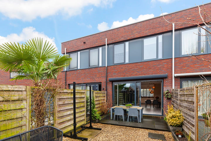 Move-in ready 3-room terraced house with high-quality finish in Ridderkerk — 36
