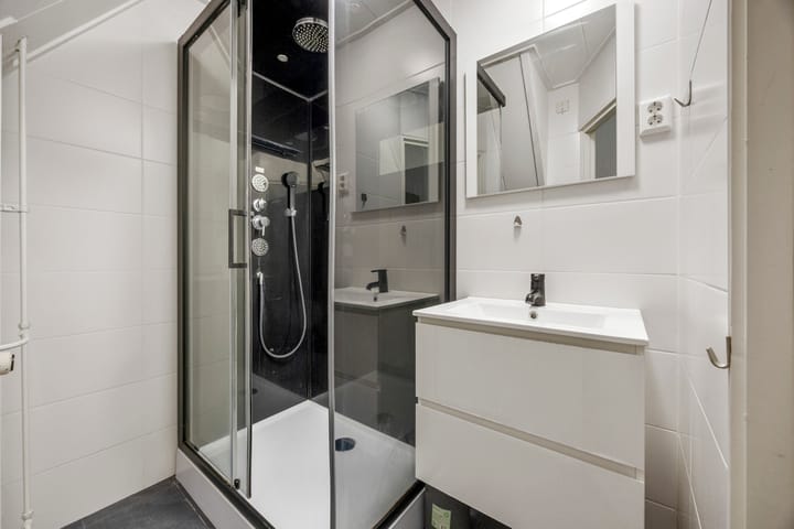 Charming Upper Apartment in Central Arnhem with External Storage — 24