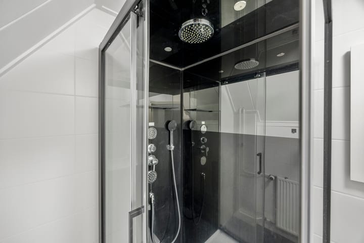 Charming Upper Apartment in Central Arnhem with External Storage — 26