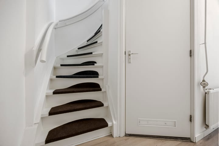 Charming Upper Apartment in Central Arnhem with External Storage — 34