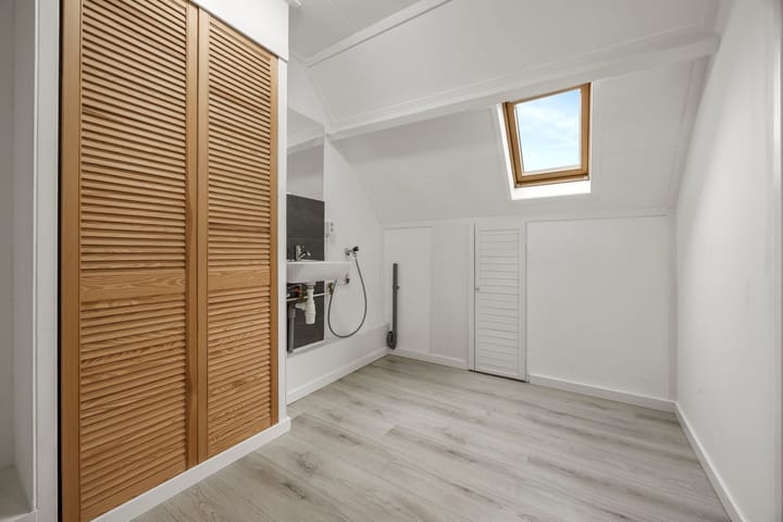 Charming Upper Apartment in Central Arnhem with External Storage — 36