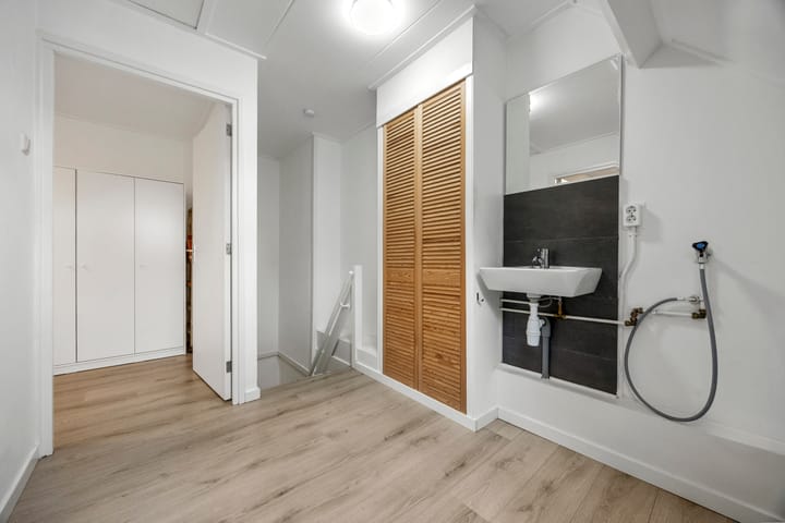 Charming Upper Apartment in Central Arnhem with External Storage — 38