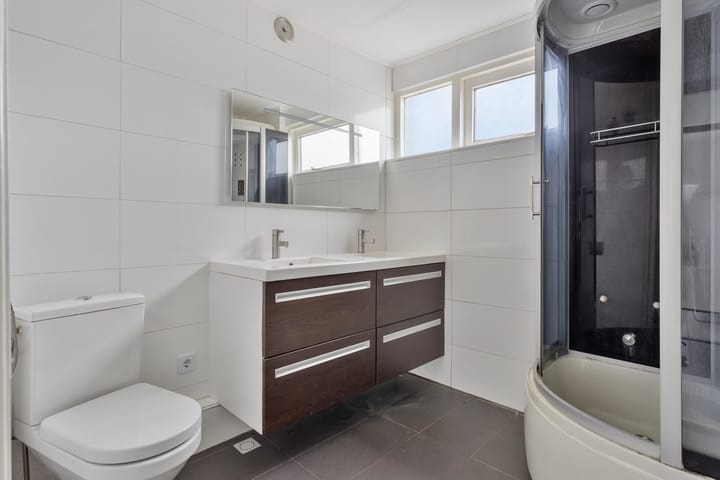 Spacious corner house with 5 bedrooms near the beach in Vlissingen — 44