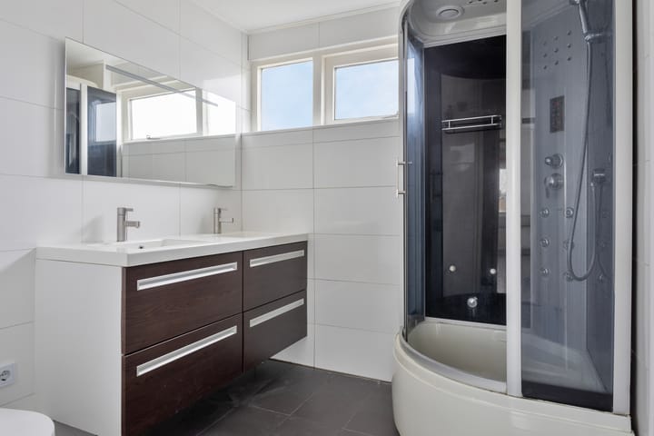 Spacious corner house with 5 bedrooms near the beach in Vlissingen — 46