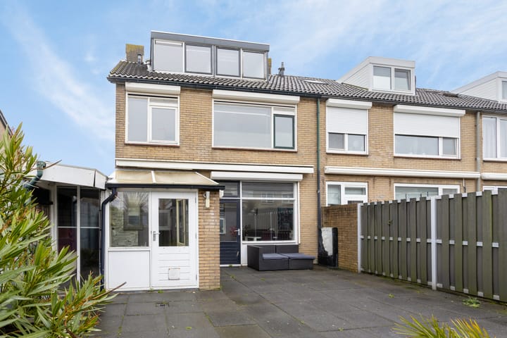 Spacious corner house with 5 bedrooms near the beach in Vlissingen — 56