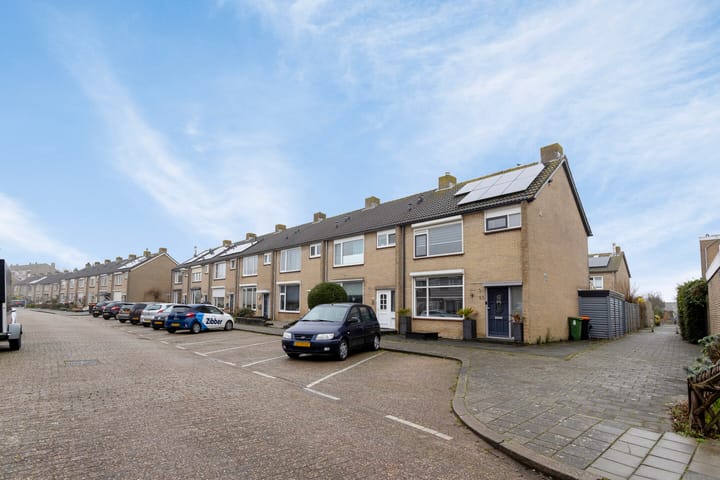 Spacious corner house with 5 bedrooms near the beach in Vlissingen — 60