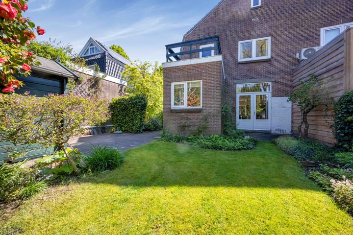 Spacious and charming family home with potential in Bilthoven South — 51