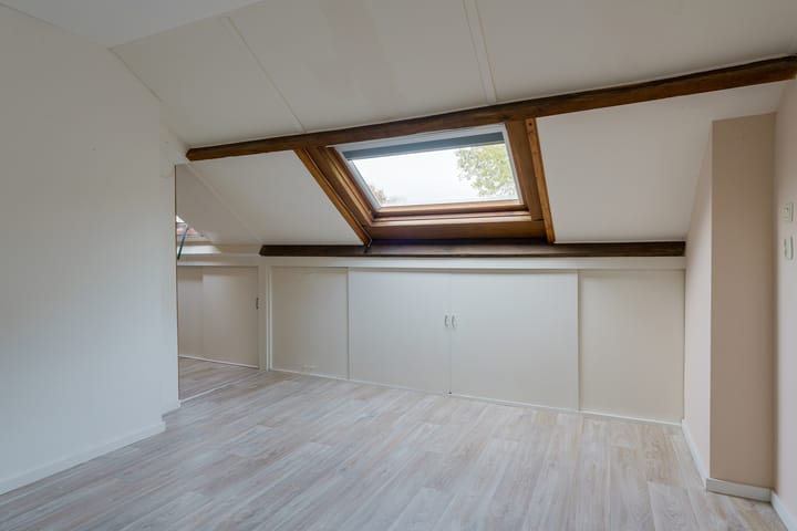 Spacious Family Home with Five Bedrooms in Green Eindhoven Neighborhood — 55